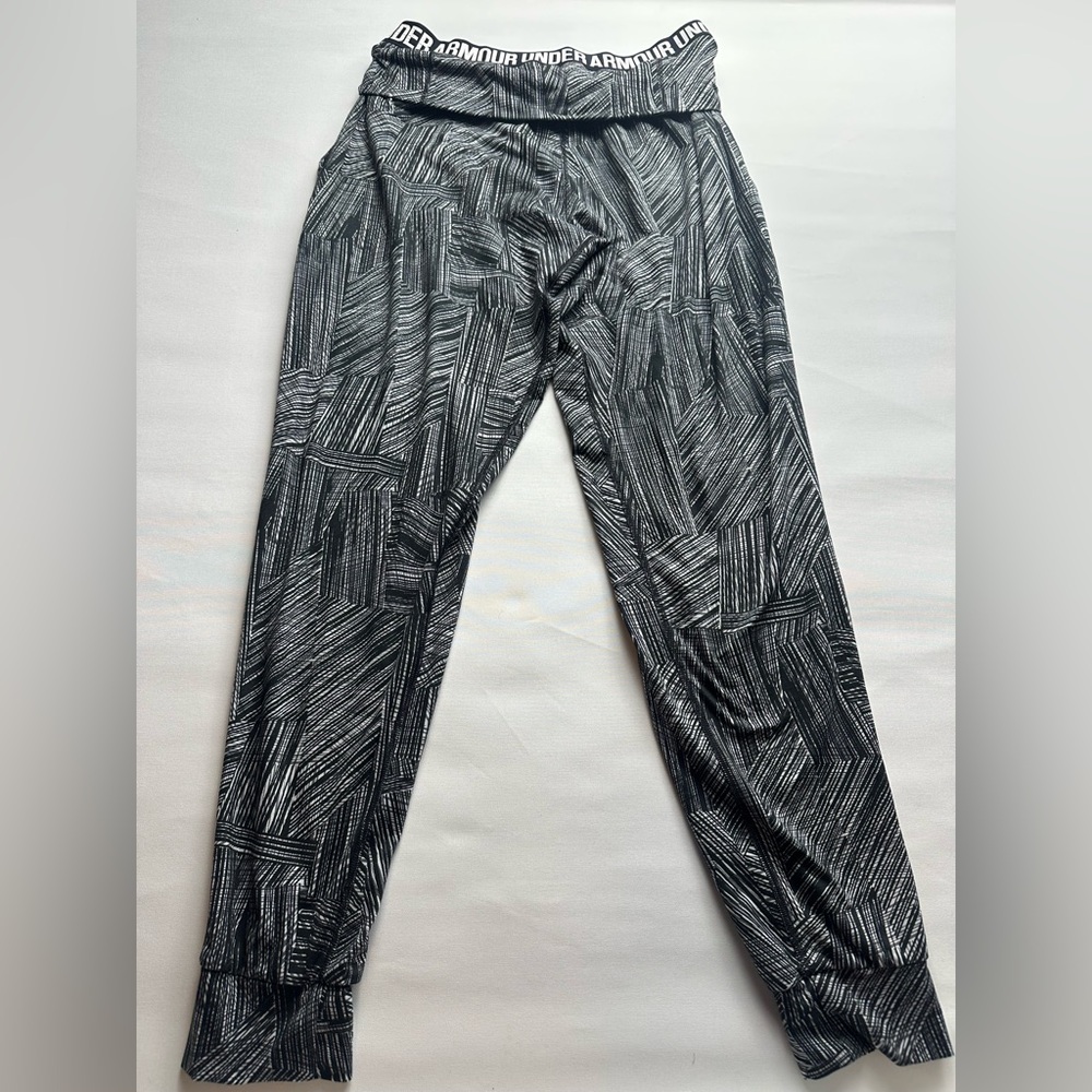 Under Armour double waist band/roll band joggers. No size tag. Estimated size M